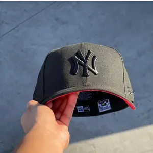 New Era MLB NY Yankees 59FIFTY Fitted Baseball Cap – Charcoal Black Gorras De Béisbol, Black Team Logo, Red Undervisor Streetwear Baseball Fashion Hat