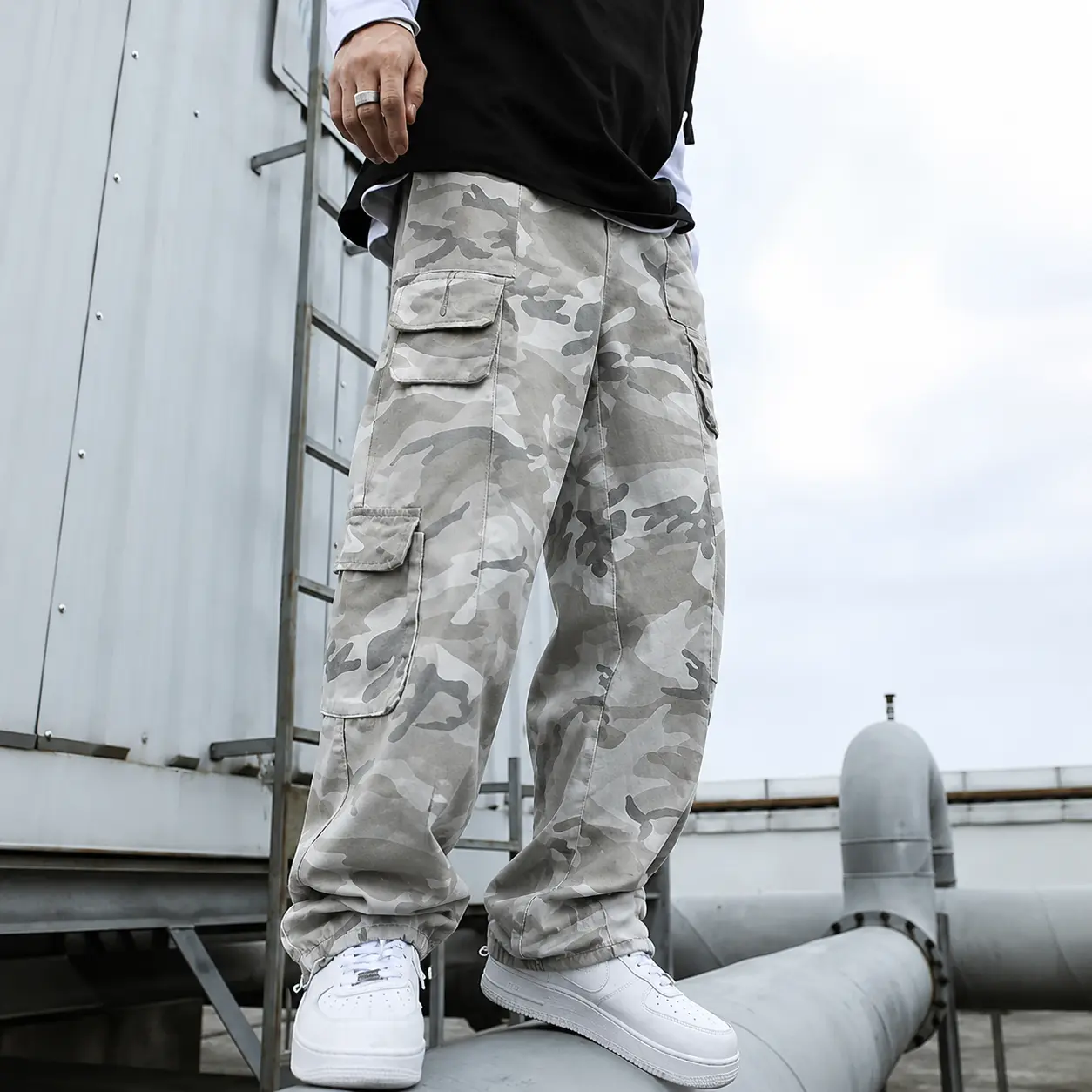 Men’s light gray camouflage cargo pants with multiple pockets, wide-leg loose straight tactical work pants with adjustable cuffs—ideal for hip-hop street, outdoor, and everyday wear. Oversized Menswear Breathable Hem Belt Fabric Big Chunky Sports