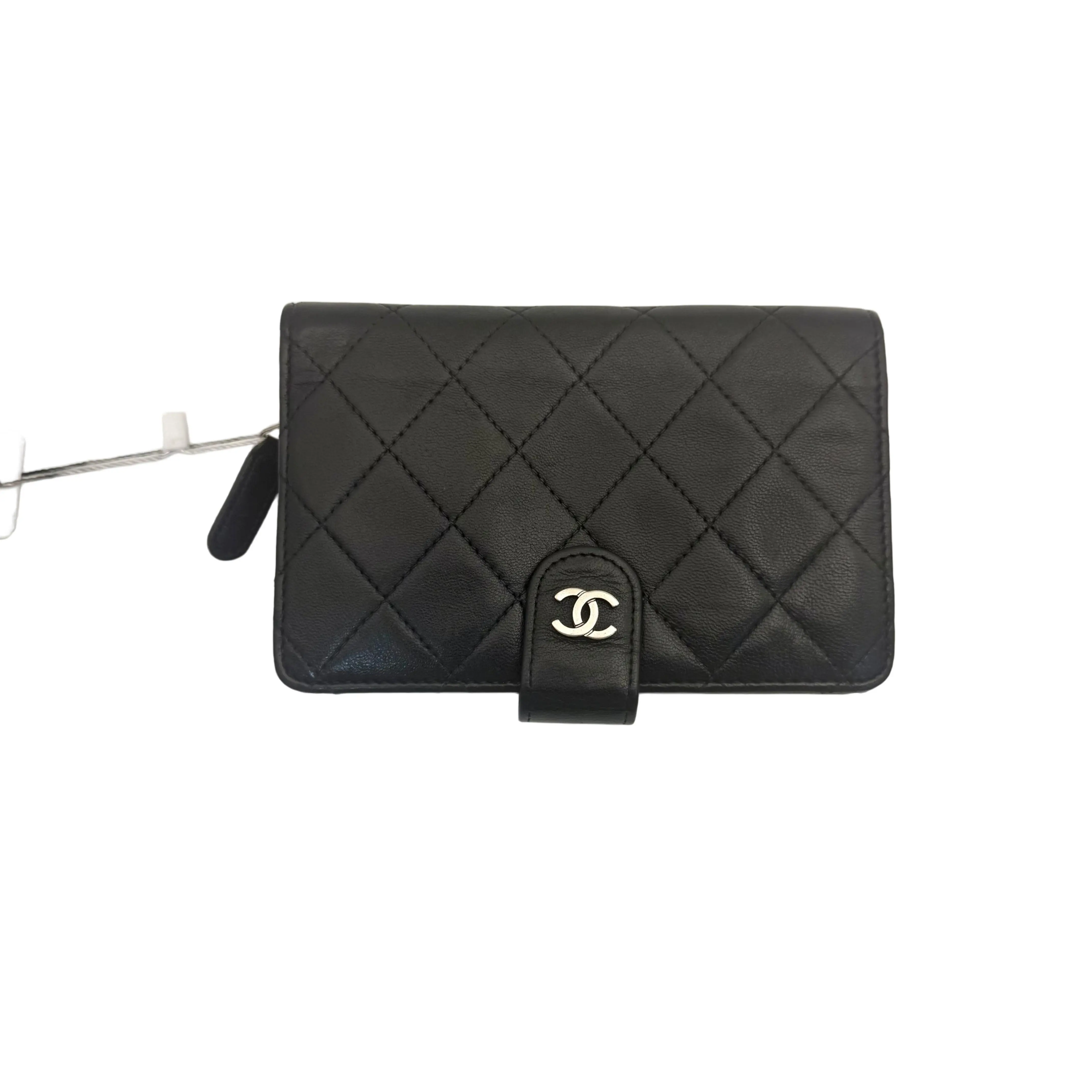 Pre-owned CHANEL Used black lambskin diamond quilted compact bi fold wallet with silver CC hardware