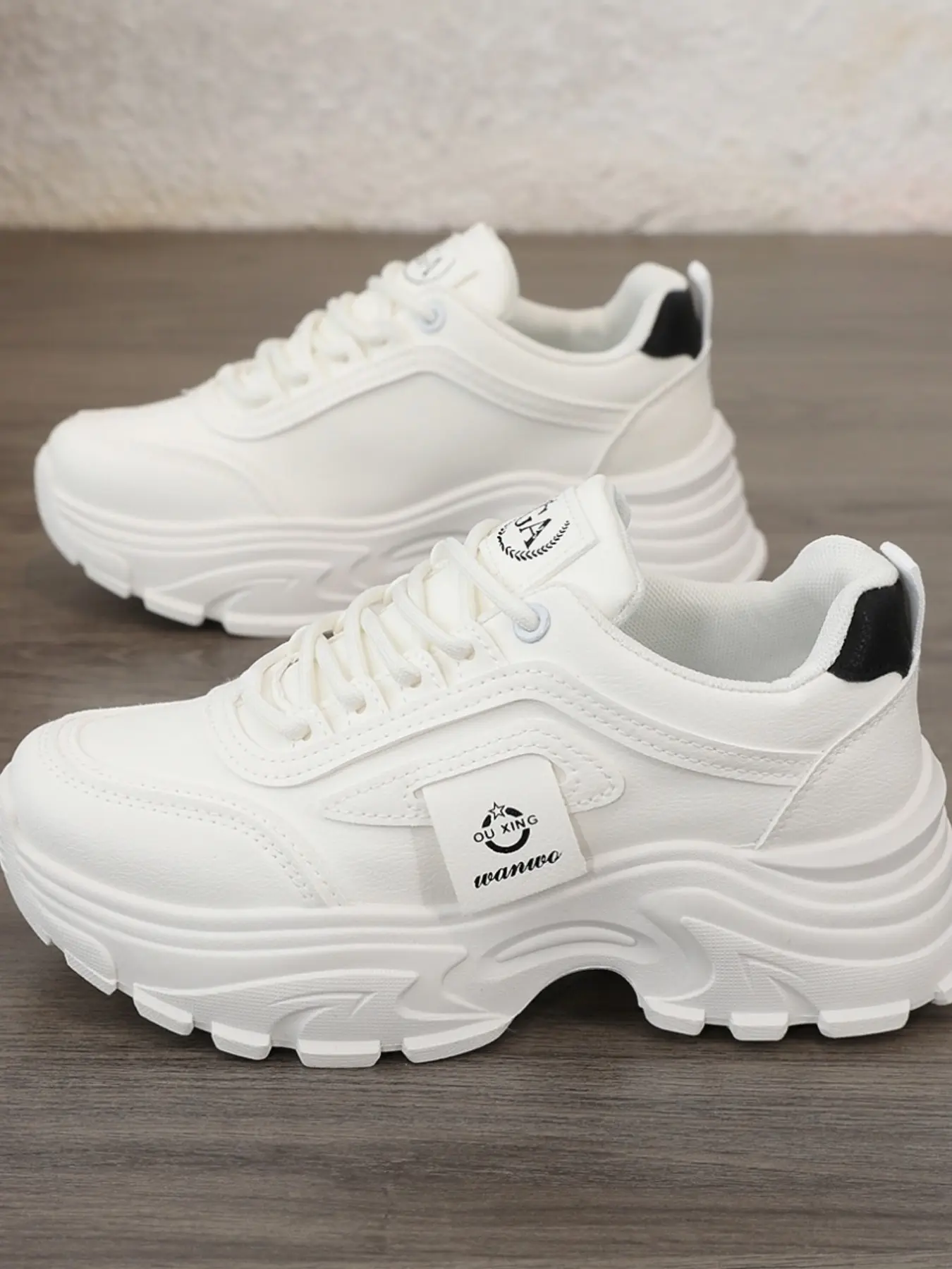 A pair of women's sports casual shoes, Sneaker, Walking Shoes, with a thick sole for height increase, anti-slip and wear-resistant design, lightweight, comfortable and breathable design, suitable for outdoor casual travel and vacation wear in all seasons.