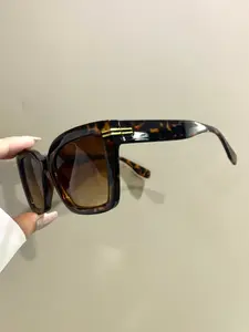 Fashionable Square Glasses for Men and Women, Trendy Casual Eyewear with Metal Hinges, Stylish Decorative Glasses for Any Occasion