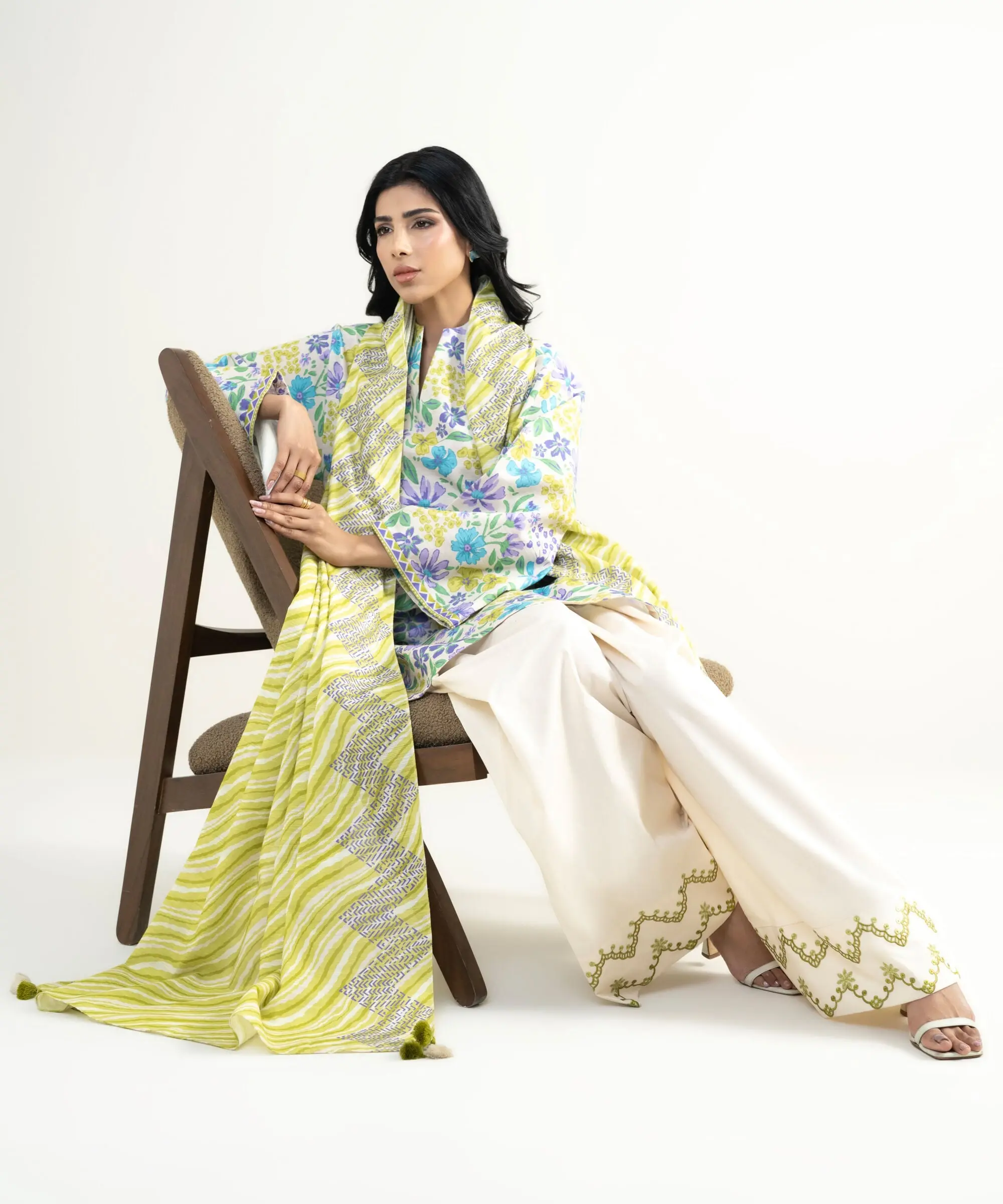 Sapphire Stitched Lawn 3 Piece U3P-DD25V9-15 J(1) Y154