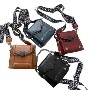 Chain Heart Crossbody Bag Womens Vintage Flap Shoulder Purse Mini Lightweight Handbag for Daily Commute Shopping Casual Street Style Outfit Accessory