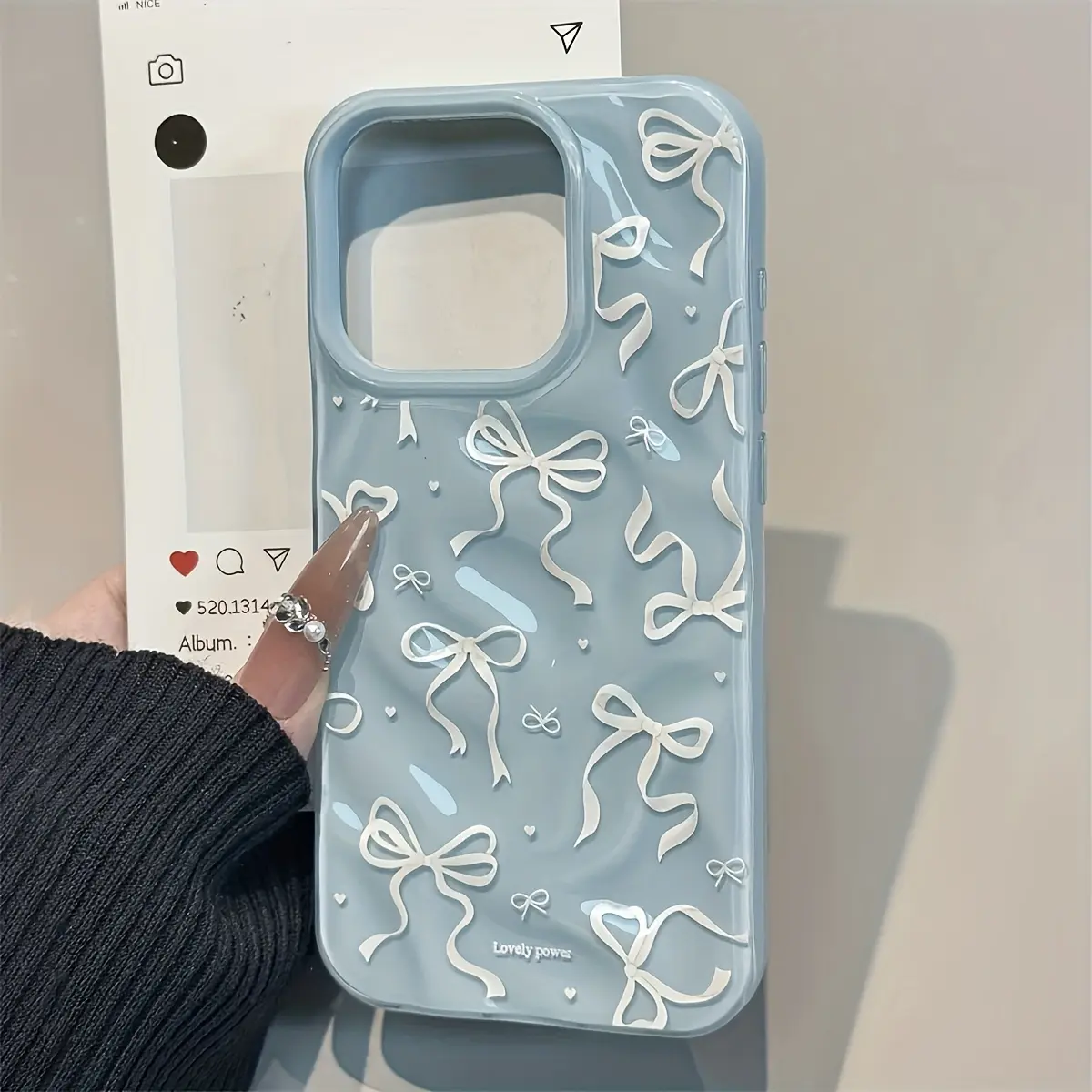 A Cute And Highly Creative Full-Screen Phone Case Featuring a Bow Design, Compatible with Iphone 17, 16, 15, 14, 13, 11, And 12 Pro Max, As Well As 16 And 14 Plus. It Offers Drop Protection, Has a Built-In Design for Easy Carrying