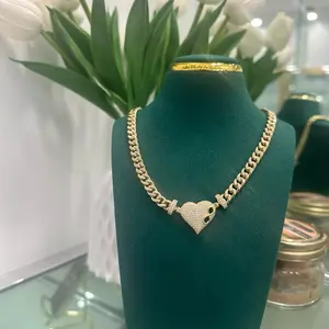 Cadena de mujer hermosa