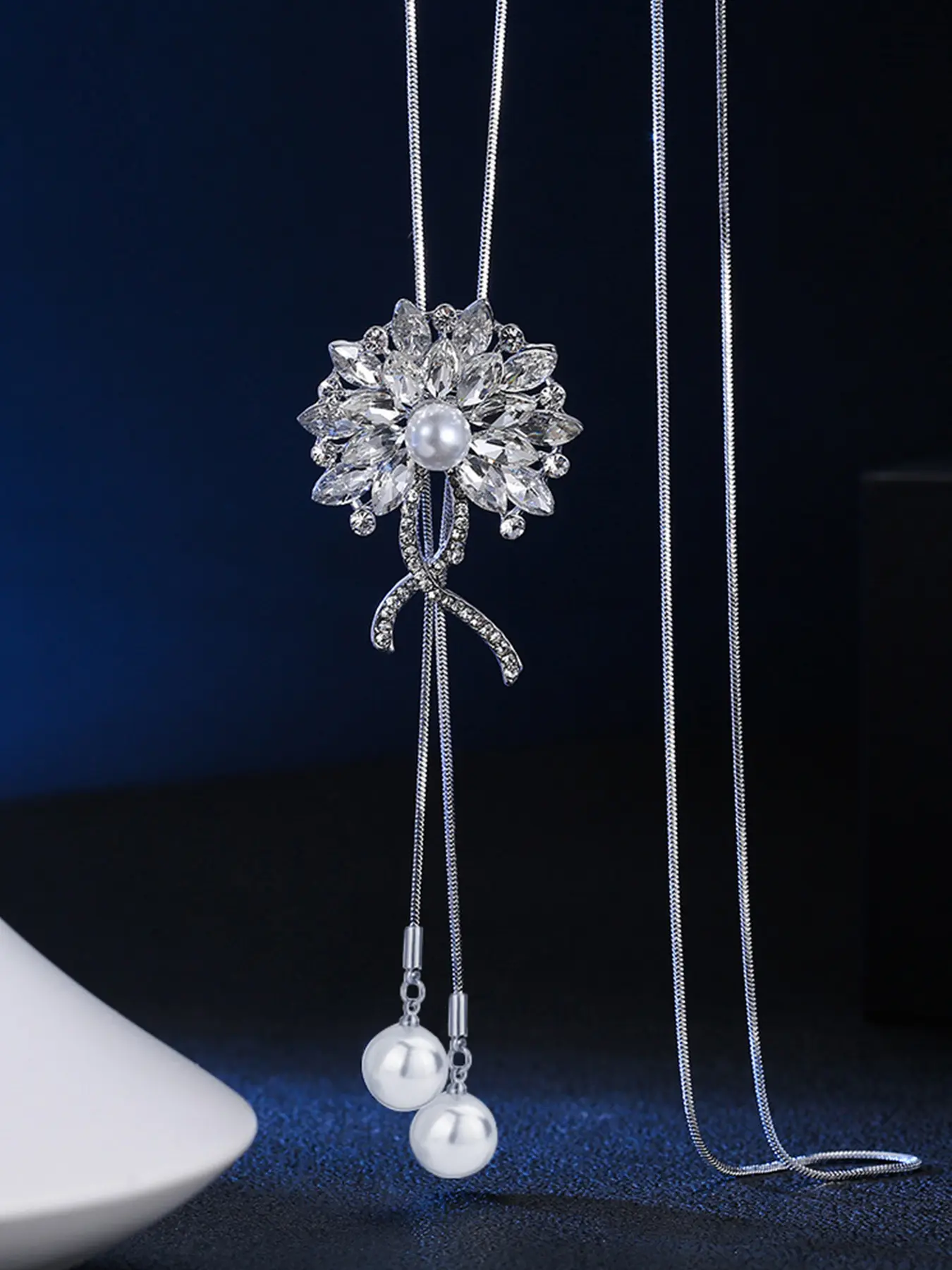 Elegant Crystal Sunflower Long Necklace, Artificial Gemstone Pendant, Fashionable Dangle Design, Perfect for Women Jewelry Collection