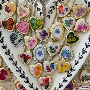 Vintage Pressed Flower Locket Necklace for Women, Romantic Cottagecore Photo Pendant Jewelry with Colorful Dried Flowers, Aesthetic Y2K Charm Necklace for Gifts, Date Nights, Festivals & Everyday Styling