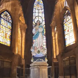 Poderosa estatua de resina de Inmaculada Concepción.