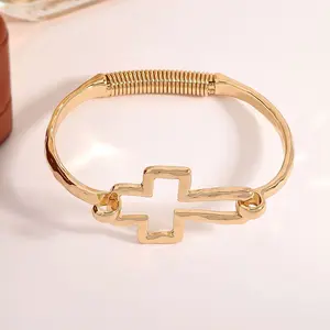 Hot-selling hollowed-out heart-shaped bracelet, fashionable and versatile high-end love bracelet jewelry for women.