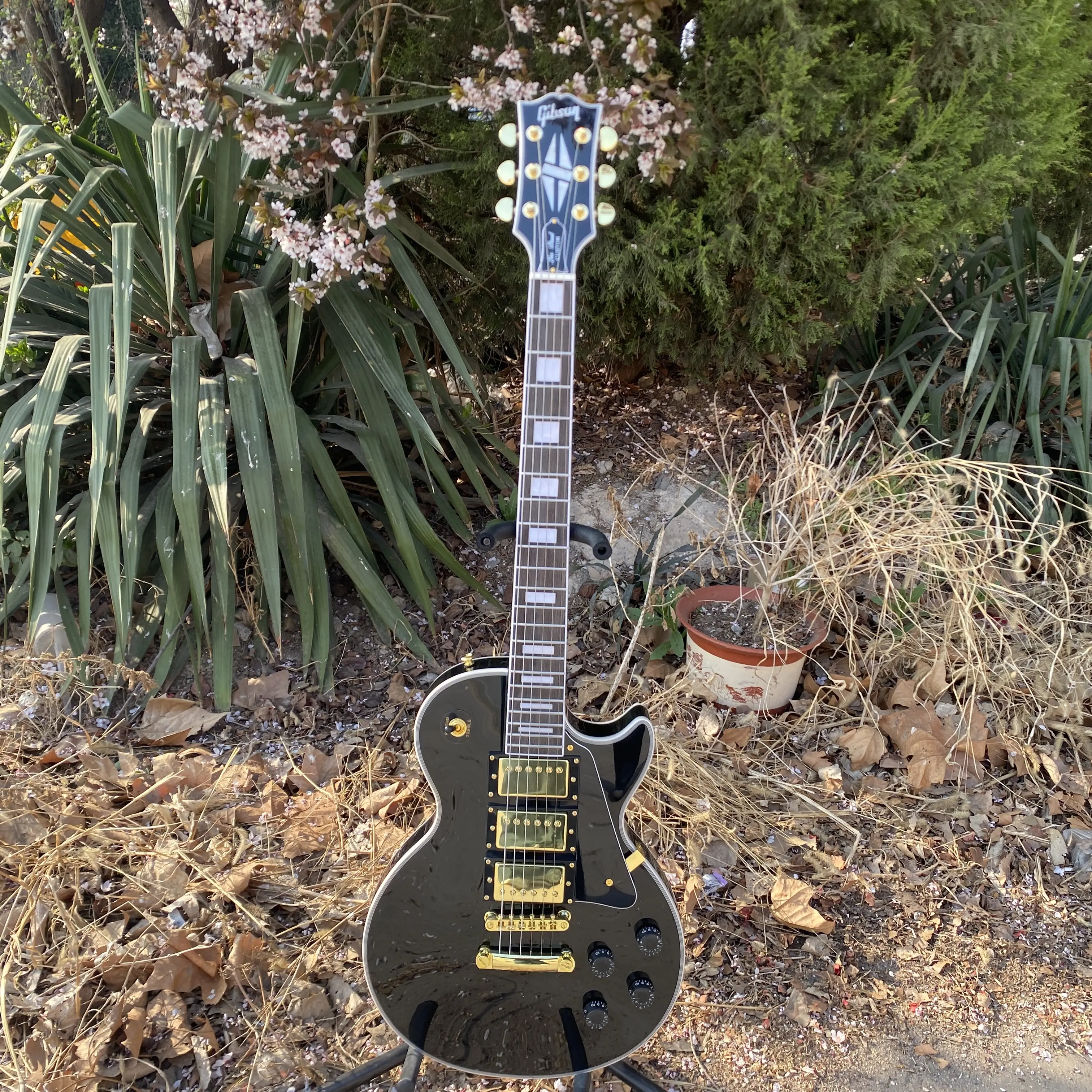 Classic-Modern 6-String LP Electric Guitar with Mahogany Body, HHH Pickups, Rosewood Fingerboard, Gold Hardware, Versatile Features