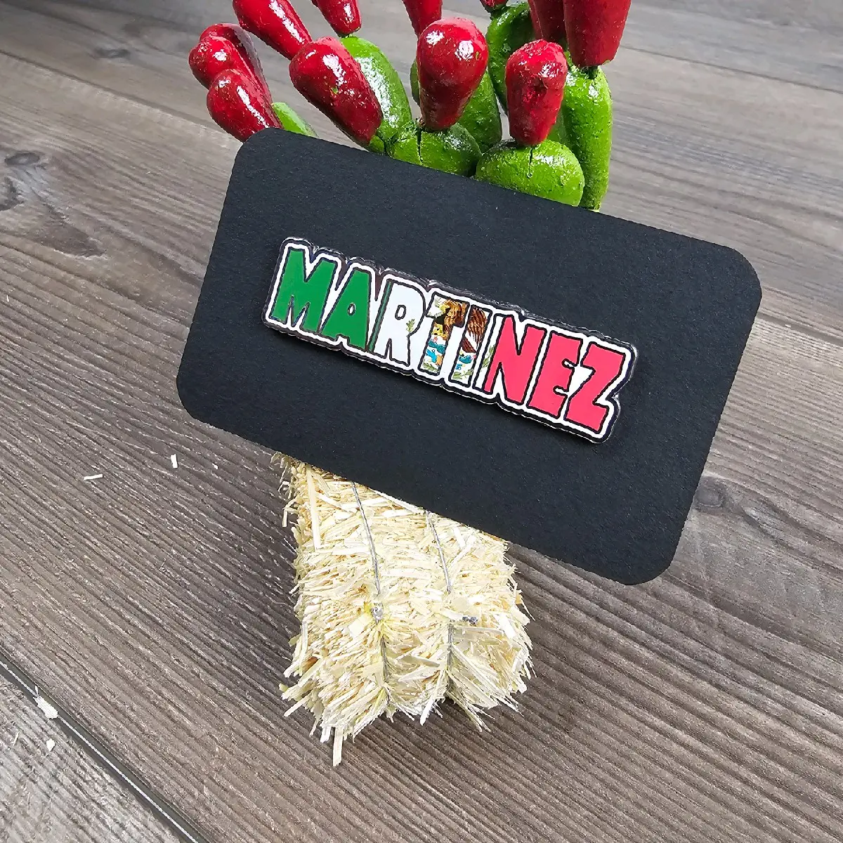 MARTINEZ last name, surname pin for caps, apellido Martinez pin, hat accessories, pin de apellidos para gorras
