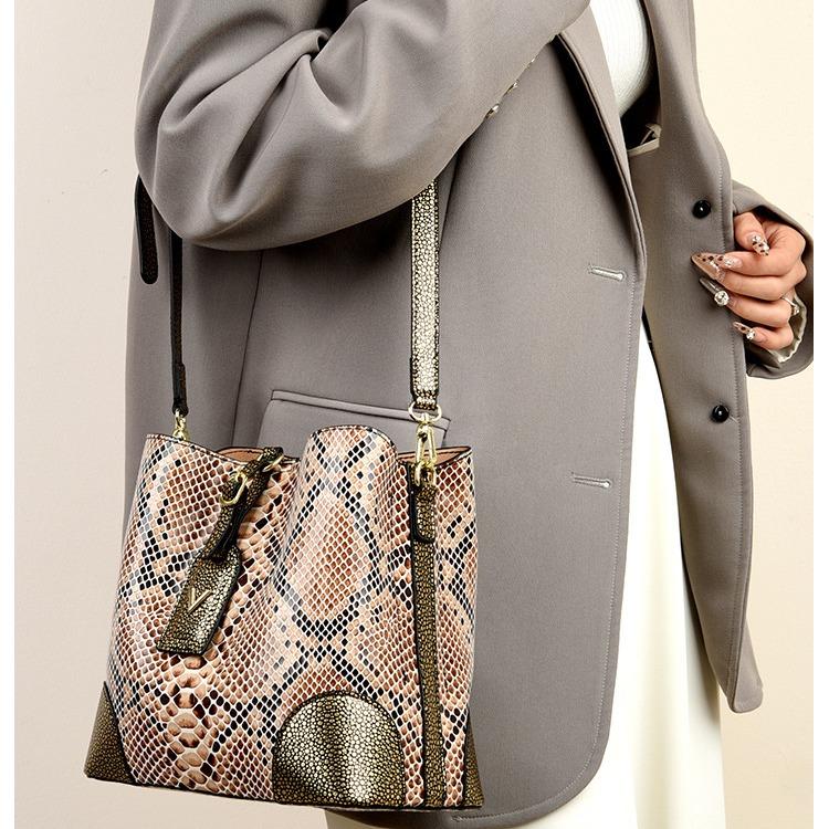 Fashionable women's snake patterned handbag - gradient adjustable shoulder strap, multiple zipper compartments and gold hardware, large capacity crossbody bag, suitable for birthday gifts and daily commuting.