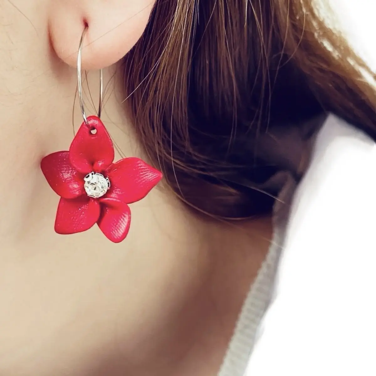 Red Daisy Christmas Clay Earrings for Women - Handmade Festive Accessories fashion hut oval hoop bohochic jewelry dangle plugs nickelfree polymer clay christmas gift