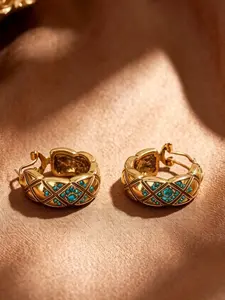 A pair of vintage diamond patterned gold ring earrings, set with blue-green gemstones to create a vintage light luxury texture, suitable for various scenes such as vintage style dressing, light business commuting, and dinner parties.