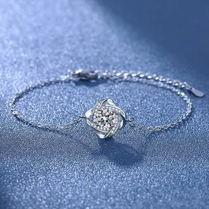 Luxury Four-Leaf Clover Halo Moissanite Bracelet, Adjustable Chain, Classic Versatile Light Luxury Jewelry for Women