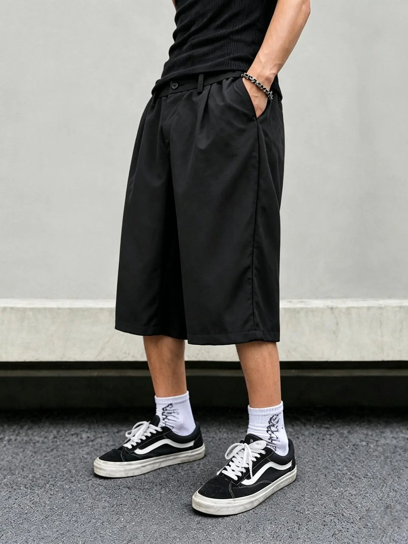 Men’s black pleated wide-leg shorts made from wrinkle-resistant fabric, featuring a loose, comfortable fit that suits campus everyday wear, casual gatherings, and more. Also an all-season streetwear staple.