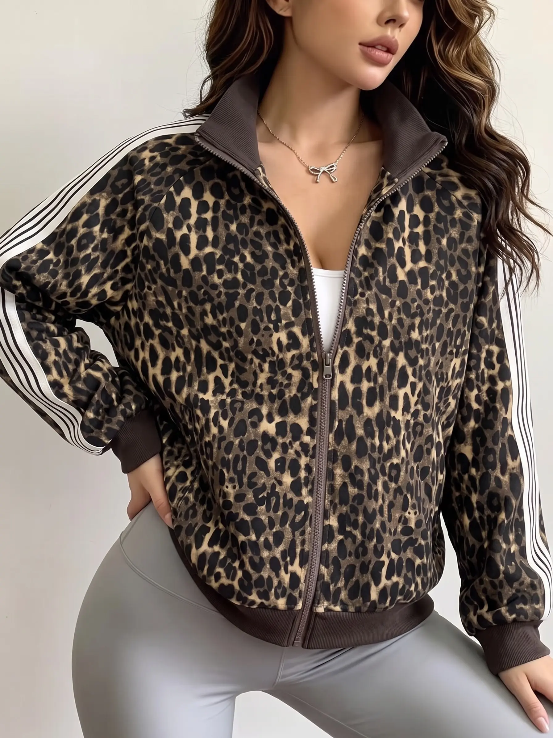 Women's vintage leopard-print jacket with a stand collar and practical side pockets.The sleeves feature a striped design, made from a cotton blend fabric.Suitable for work, travel, outdoor activities, and everyday wear.