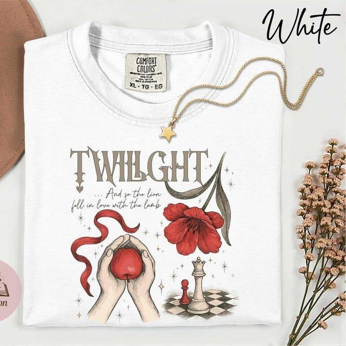 Comfort Colors Retro Twilight So The Lion Fell In Love With The Lamb Vintage T-shirt Twilight Fans Saga Comic T-shirt Vampires Wolves Romance Tshirt
