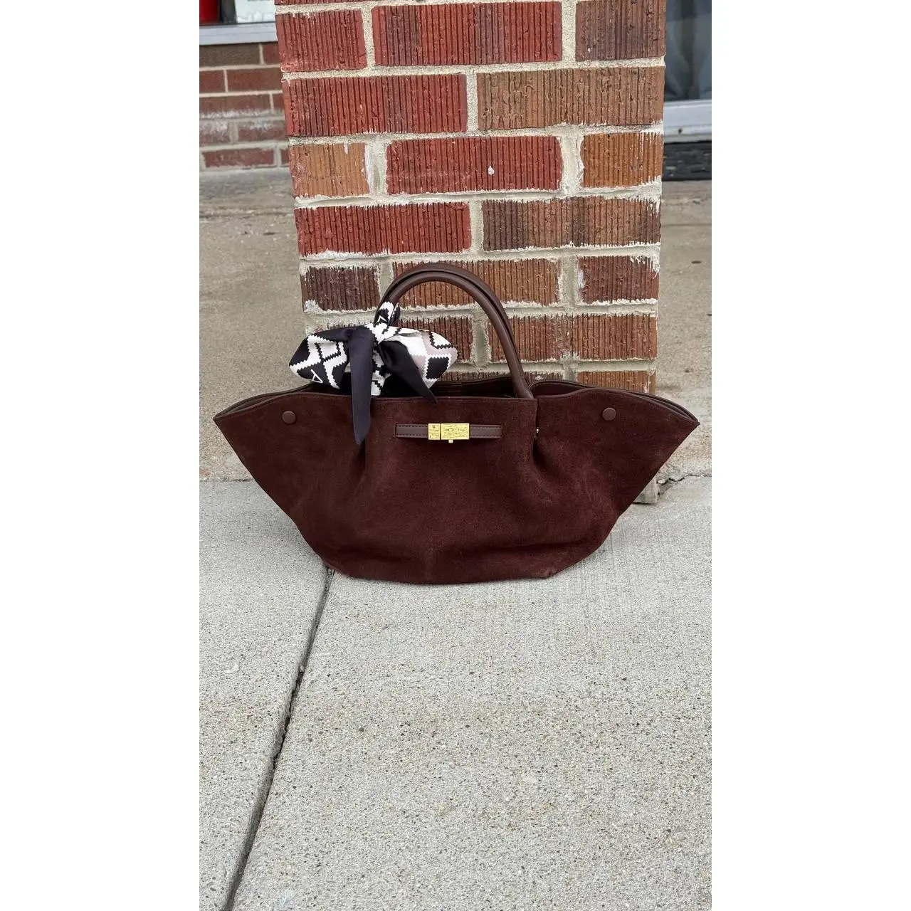 Saya Bag - An Italian bag made of genuine suede Saya Bag - An Italian bag made of genuine suede