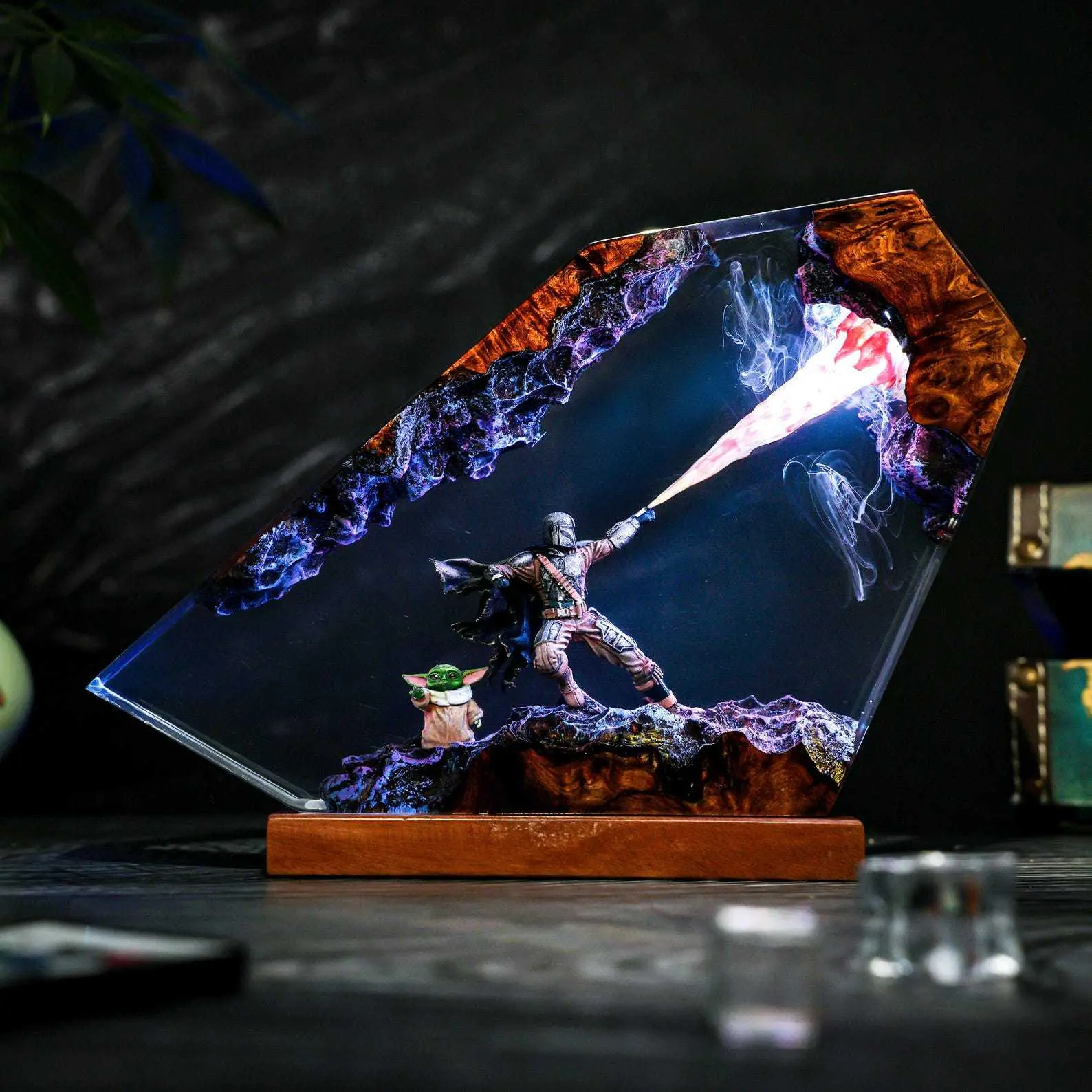 Handmade Resin Night Light Beskar Mando Flamethrower Scene Epoxy Resin Lamp, LED Ambient Lighting Decor Light, Creative Handicraft Artwork Sci-Fi Desktop Ornament, Perfect Gift For Cosmic Wars Fans, Gamers, Bedroom & Gaming Room Aesthetic Home Decor