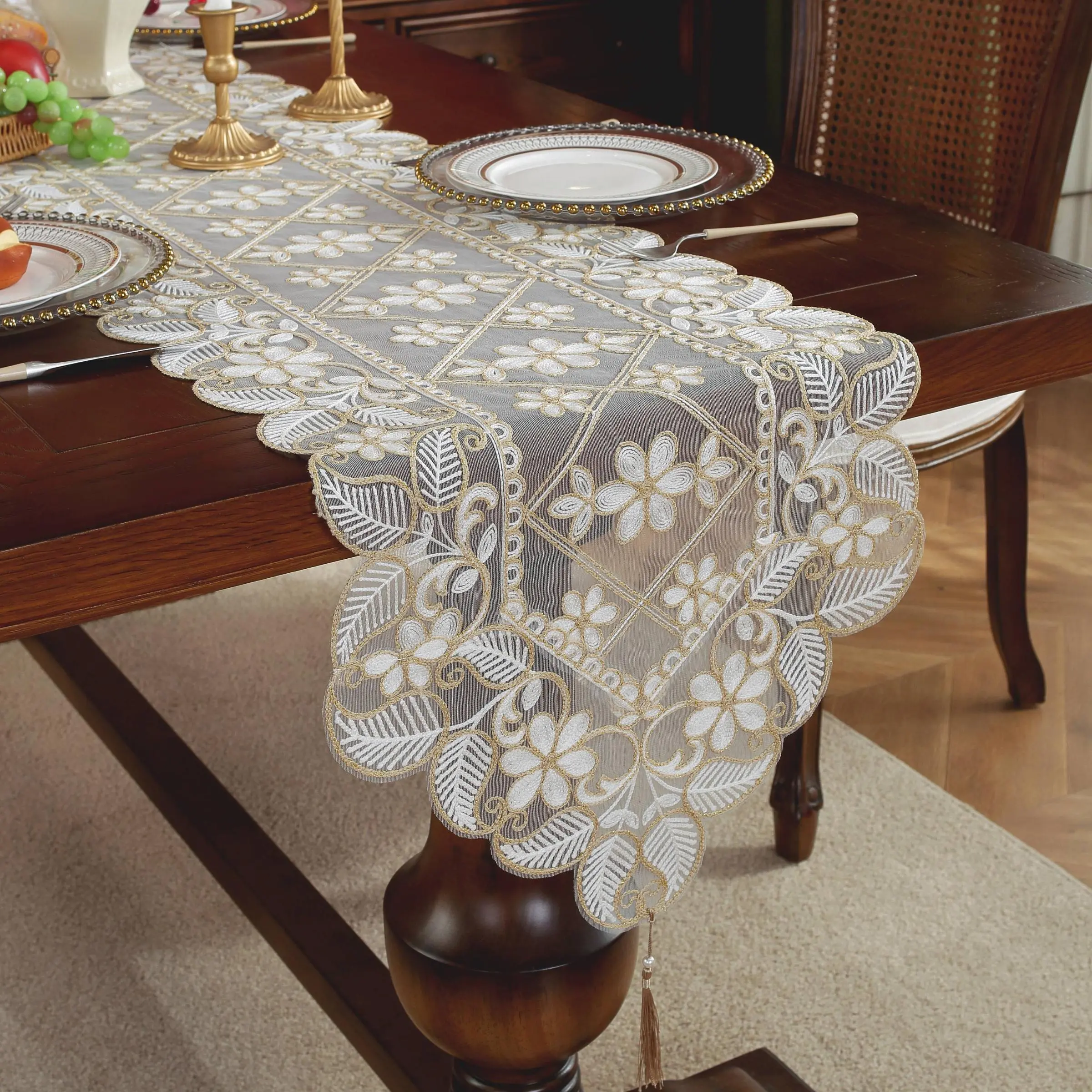 1 Piece Mesh Fabric with Exquisite 3D Floral Lace Embroidery, Ideal for Home Decor, Decorative Indoor Durable Kitchen Dining Table Runner, Picnic Party Wedding Table Cover, Table Settings, Waterproof Table Cloth