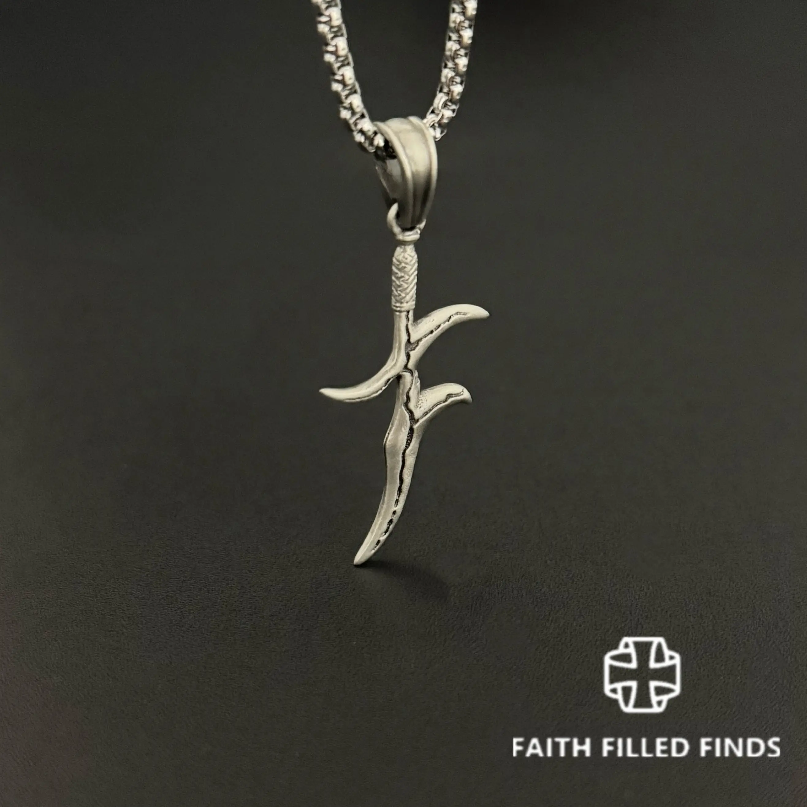 Black Knife Dagger Necklace in Silver, Middle Earth Warrior Necklace For Him,Father’s Day Gifts, Dad Gift,  Sword Necklace For Boyfriend, Elden Ring Inspired
