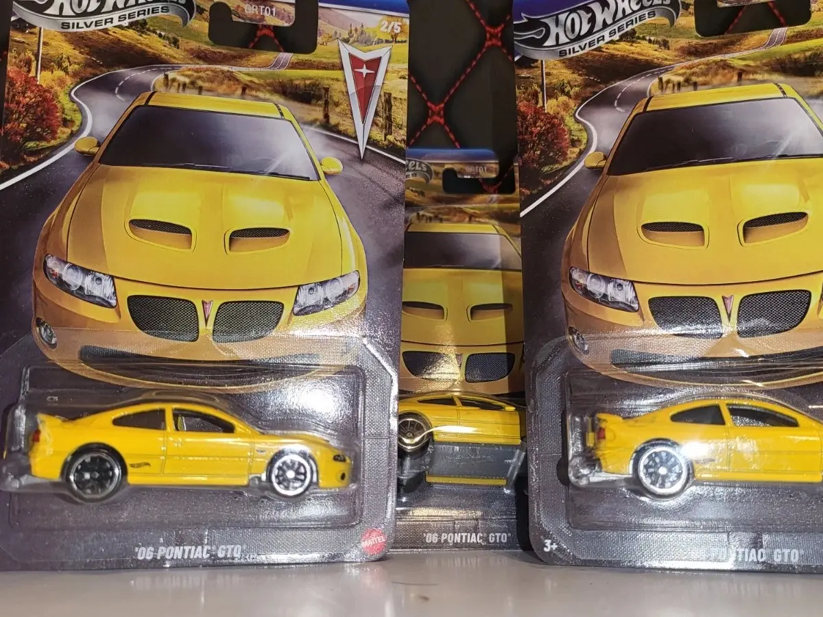 Hot Wheels Silver Series Iconic '06 Pontiac Muscle Car Chase Set - 2-Piece Model Cars (2/5 Yellow), Detailed Wheels, Boxed Display-Ready Collectible Friction Vehicles