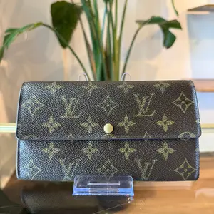 Pre-owned Louis Vuitton coated canvas Small Leather Goods Monogram Sarah Wallet