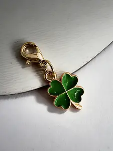 A lucky four-leaf clover keychain pendant, suitable for daily wear, vacation dates, and other occasions, and also a delightful little gift.