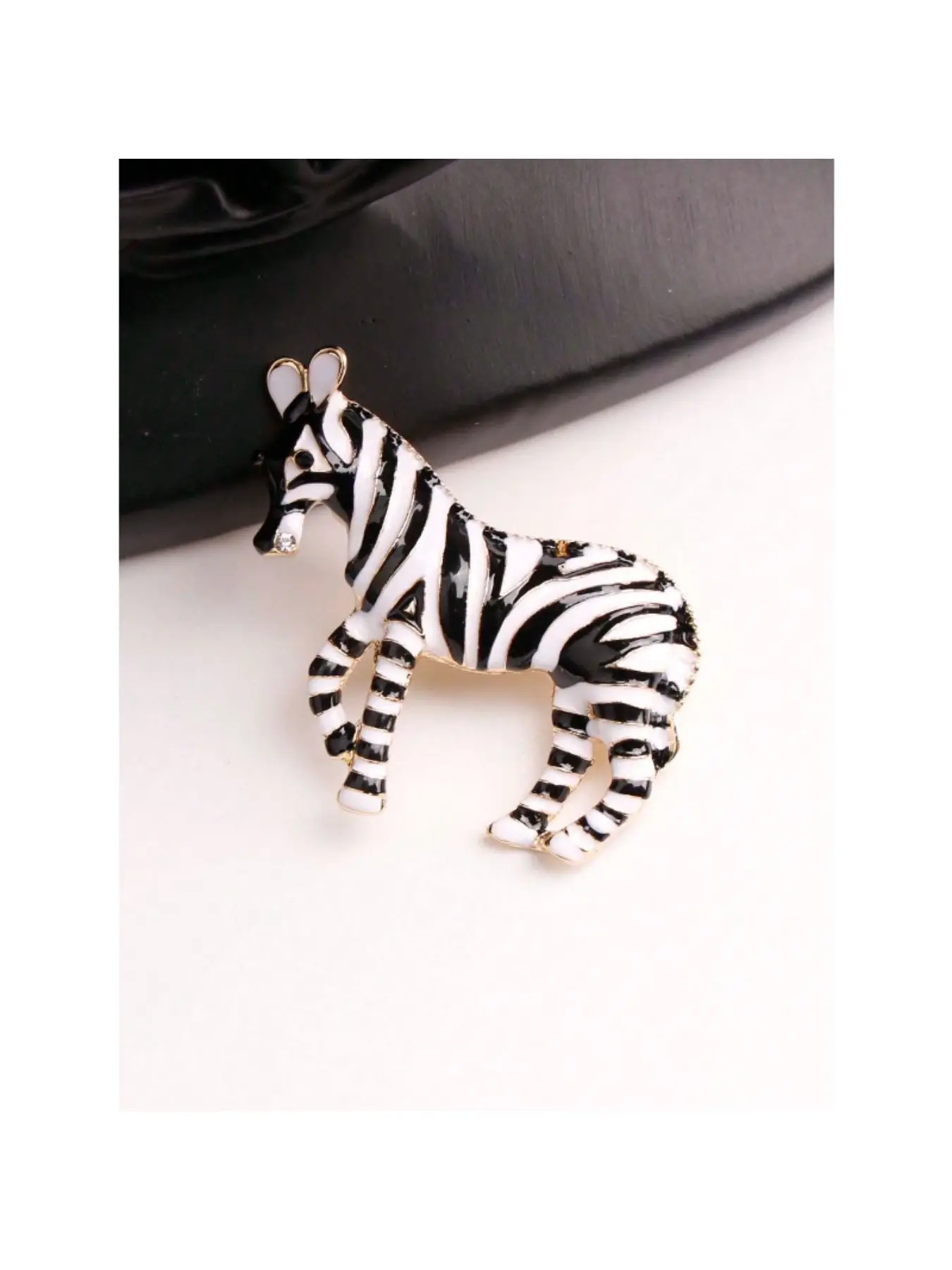 1 vintage enamel cute Exquisite brooch, with animal patterns such as chrysanthemum, camera, horse, sheep, etc., can be used as a sweater accessory pin.