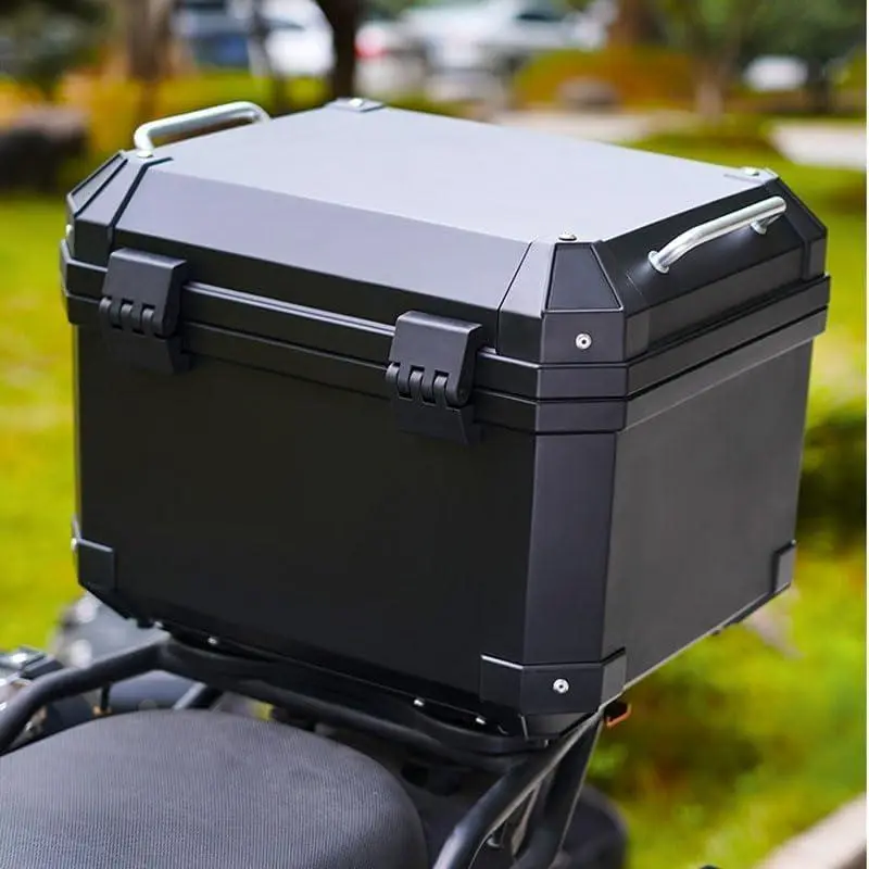 Practicality and maximum protection - 45L motorcycle rear trunk in PP - Waterproof, dustproof, lockable, reflective stripes - Large universal box for helmet and luggage - Color: 45L black