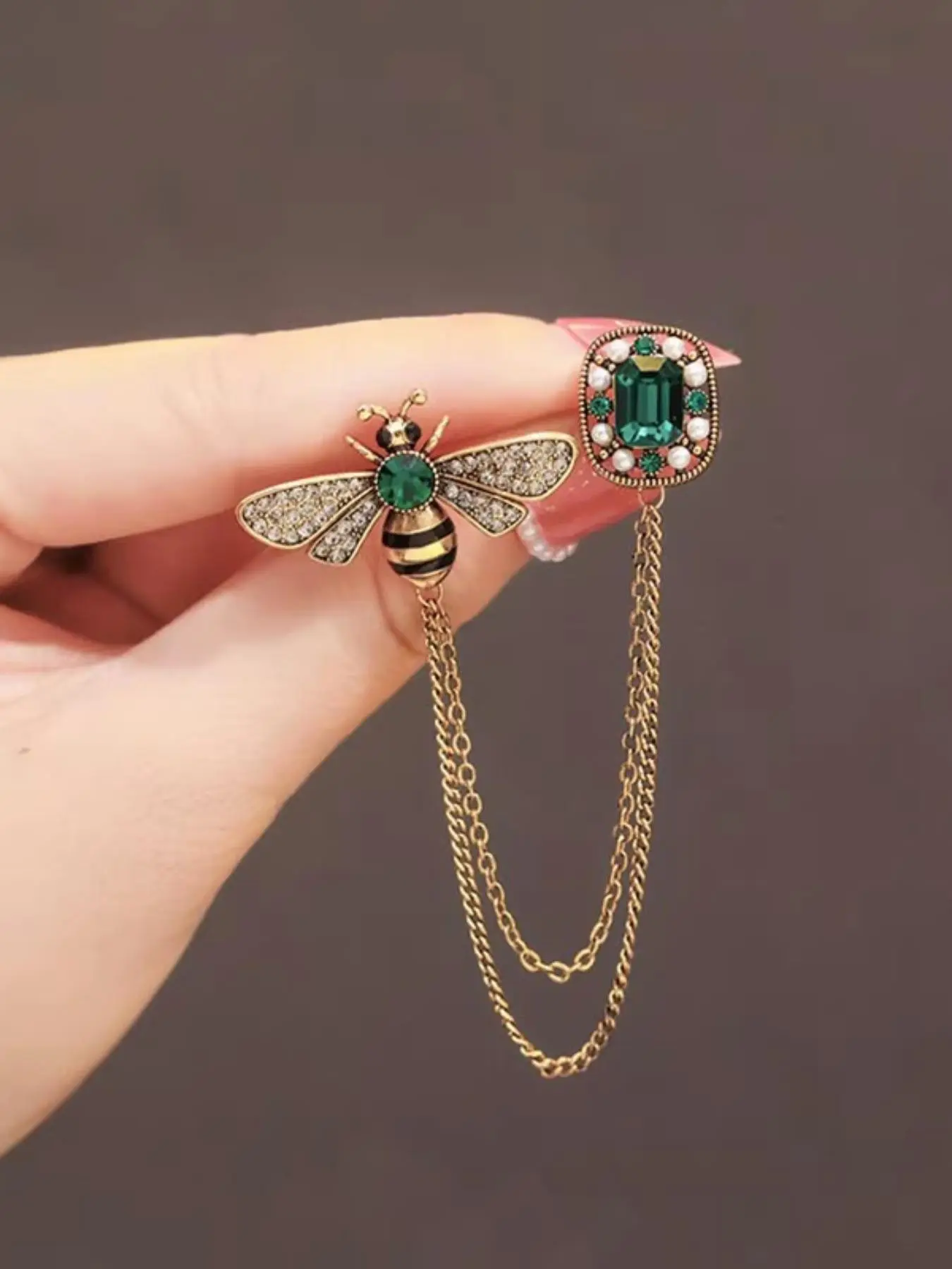 Elegant Bee Fringe Brooch, Sophisticated Suit and Sweater Pin Accessory, Stylish Floral Chest Flower, Perfect for Formal Wear, Jewellery, Alloy Brooch Pin