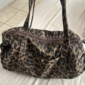 Medium Leopard Print Luggage Bag, Durable Fabric, Urban Lifestyle, Subtle Print, Unique Design, Versatile Lazy Style, Fashionable Travel Bag