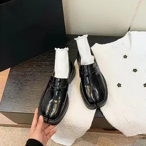 Shiny Toe-Split Loafers with Non-Slip Sole, Fashionable Unisex Toe-Split Shoes for Couples, Black/Green Thick-Sole Slip-On Loafers, Comfortable Casual Loafers for Daily, Office and Street Style Outfits