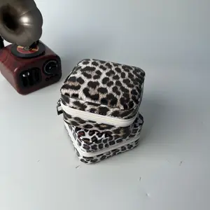 Portable leopard print PU leather jewelry box, scratch-resistant travel jewelry organizer with ring holders and necklace hooks, small zippered storage case for women