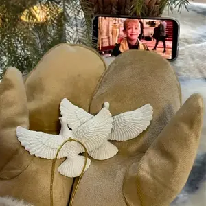 White dove-shaped Christmas decorations - convey the beautiful meaning of the holiday, suitable for Christmas theme parties, church activities and other occasions, create a sacred and atmosphere for the event.