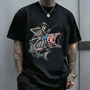 Men’s American-style trendy printed T-shirt, black and white short sleeves; holiday streetwear fashion styling; casual crew neck short-sleeve T-shirt for everyday outdoor leisure wear.