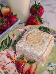 Marshmallow Crispy Cakes- Strawberry Cookies & Cream