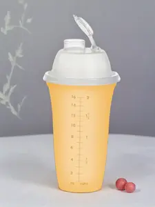 Classic Quick Shake Container helps mix drinks quickly and conveniently at home or on the go. Designed for simple shaking and everyday use.