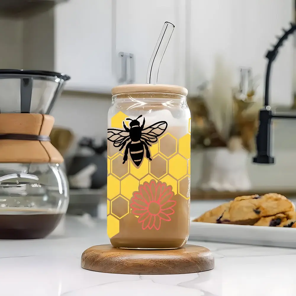 Kawaii Bee Honeycomb Pattern 16oz covered straw glass drinking cup, reusable glass drinking cup, high-quality glass jar design, suitable for iced coffee, beer, juice, milk, cold drink glass cups, fashionable glassware. Perfect gift for coffee lover