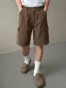 Men’s corduroy casual pants featuring an adjustable drawstring waist and storage pockets on both sides of the legs, suitable for summer outdoor leisure activities.