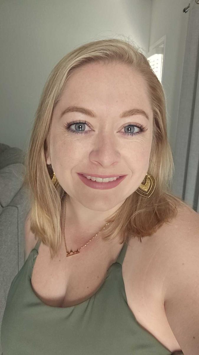 Item: 10 FEATHER BLACK