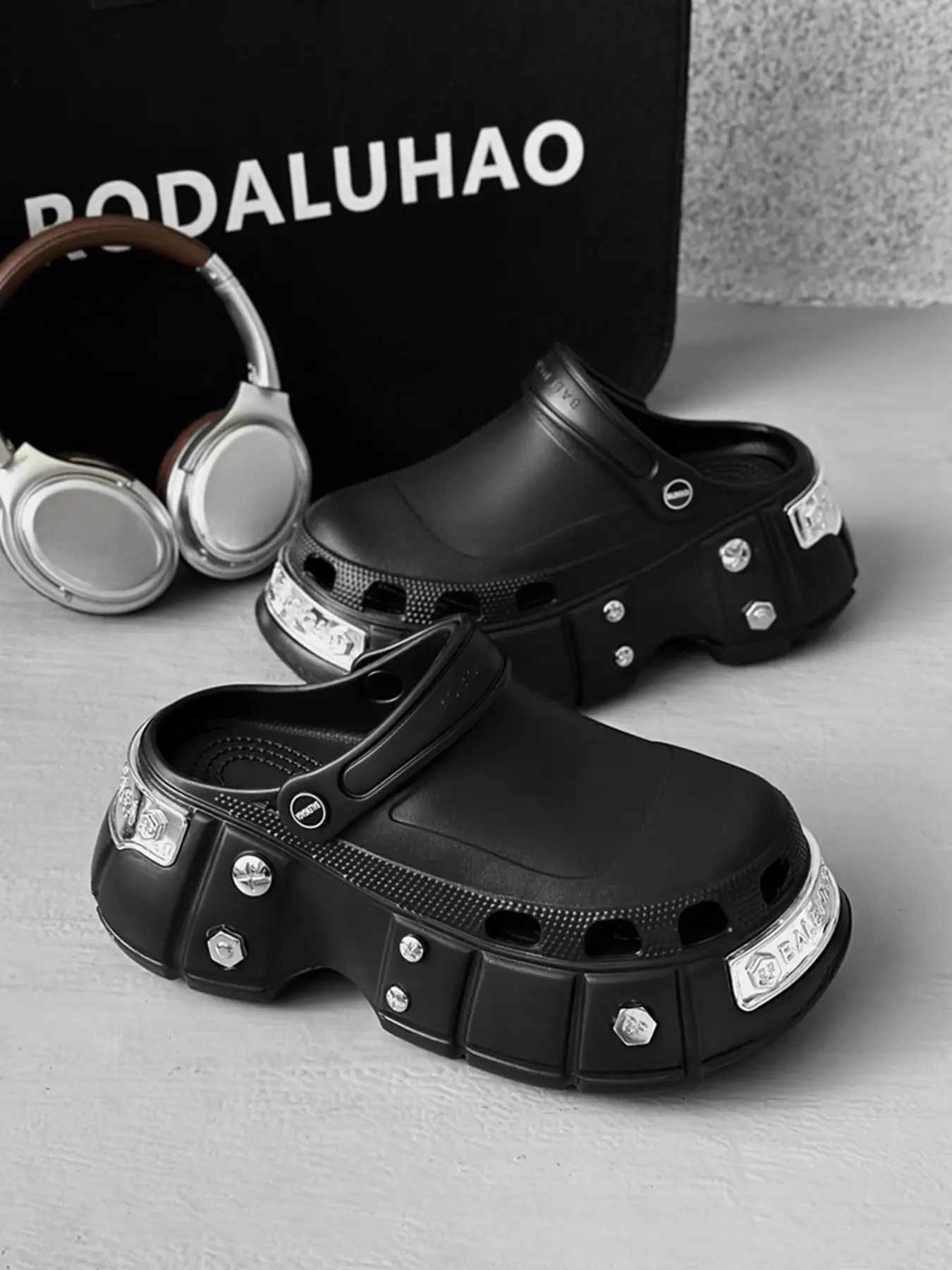 Punk Style Thick Sole Rivet Toe Shoes, Slipper, Cool Holey Sandals, Slide, Versatile for Daily Outing, Beach, Home, Outdoor Wear, Footwear