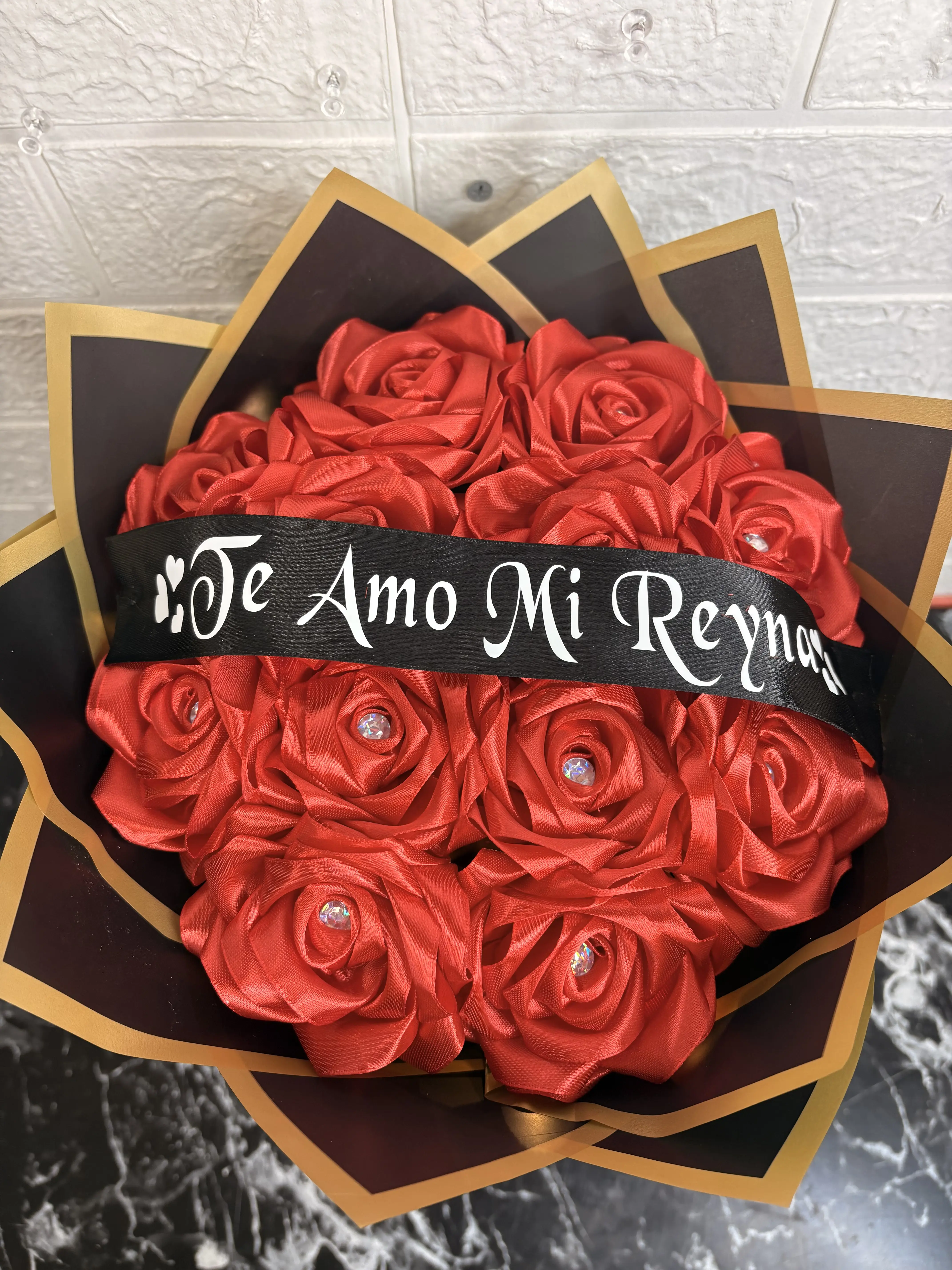 Red Roses Bouquet with "Te Amo Mi Reyna" Ribbon for Special Occasions