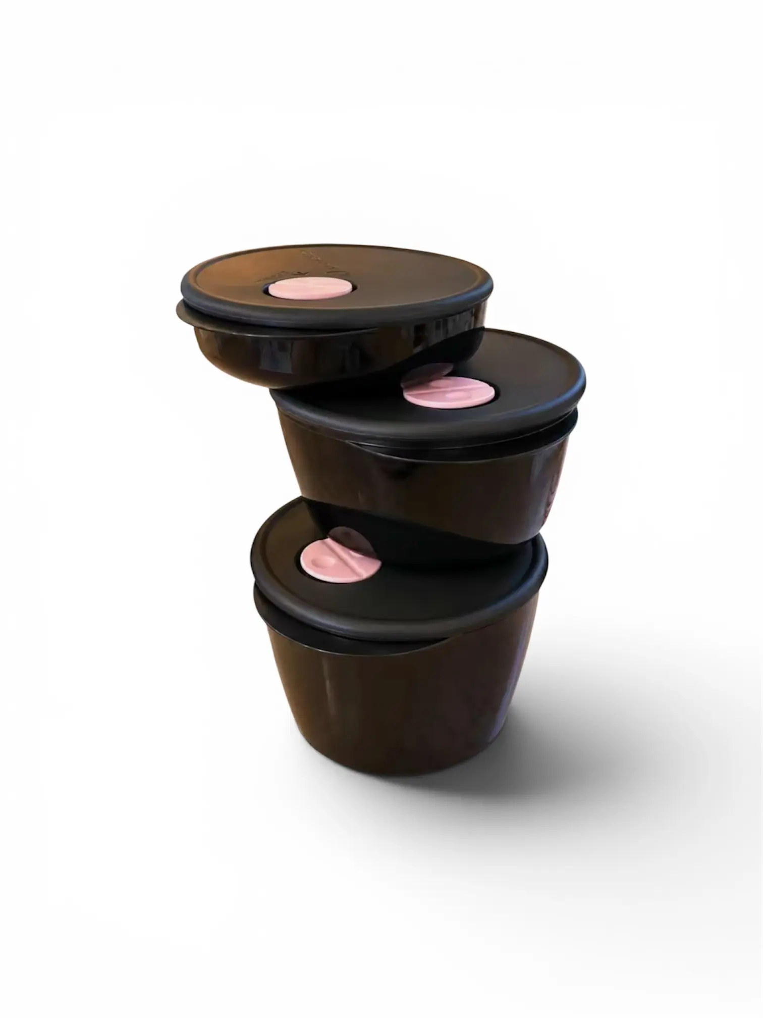 3-piece polycarbonate container set with lids: 3.3L, 2L, and 1L capacities. / Set de 3 de policarbonato con tapa: capacidades de 3.3L, 2L y 1L.