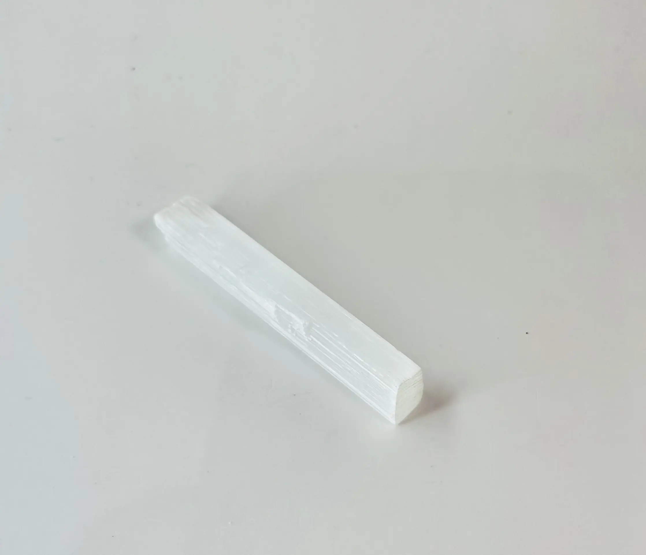 Selenita Natural Stone - Natural White Luster Crystal Decor, Calms Mind, Elevates Vibration, Cleans Aura, Promotes Balance and Energy Protection