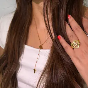 Initial Oro Flower Ring - Elegant Gold-Tone Floral Design for Women's Fashion Accessories