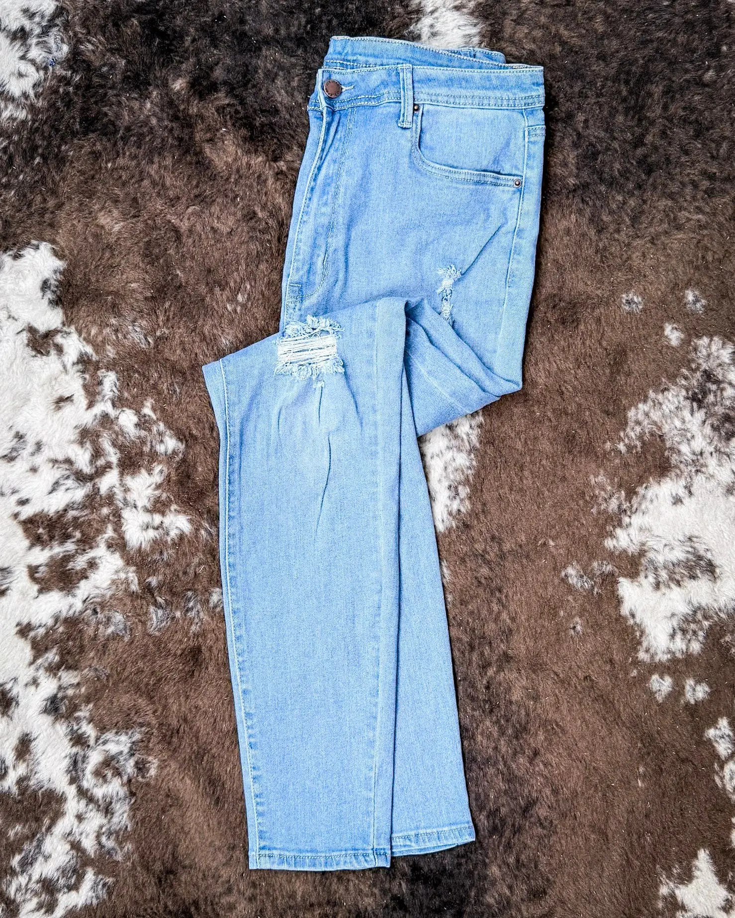 Women's Skyline High-Waisted Skinny Jeans, Chic Spandex Design with Belt, Versatile Vibe for Crop Top Pairing