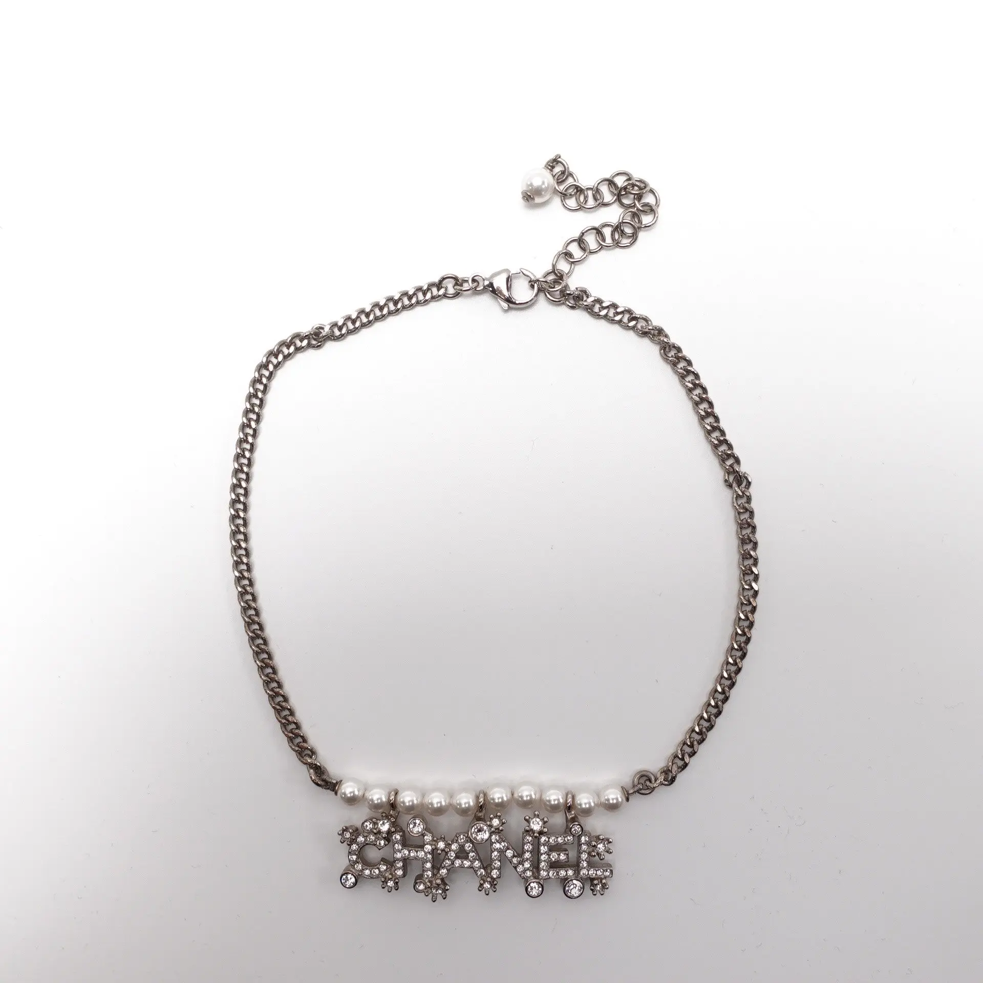 Pre-owned CHANEL Silver Tone Pearl Logo Necklace T10432478