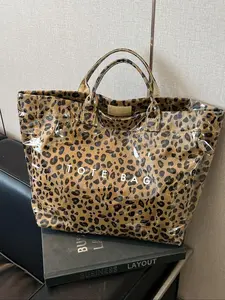 Women’s large-capacity work tote bag made of transparent PVC with letter print; available in a leopard-print waterproof design. Suitable for learning, shopping, commuting, travel, and various occasions. Can accommodate a laptop, documents, a water bottle,
